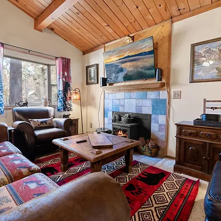A Beary Cute Cabin - An Adorable Cozy Cabin Nestled In The Forest!